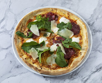 Mozzarella & Pepperoni Pizza görseli