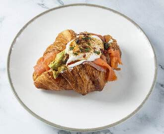 Füme Somon, Avokado Guacamole & Poşe Yumurtalı Kruvasan görseli