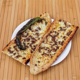 Kavurmalı Kaşarlı Pide görseli