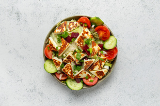 Hellim Peynirli Salata görseli