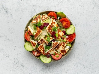 Hellim Peynirli Salata görseli