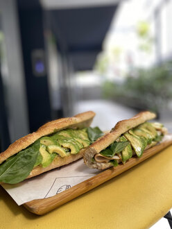 Hindi Füme & Avokado Sandwich görseli