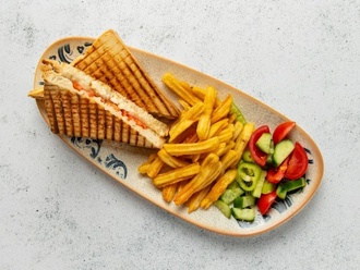 Beyaz Peynirli & Domatesli Tost görseli