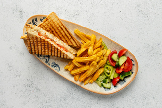 Beyaz Peynirli & Domatesli Tost görseli