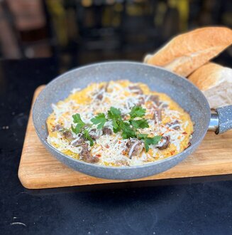 Kavurmalı Kaşarlı Sahanda Yumurta Menü görseli