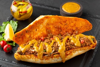 Yarım Ekmek Arası Köri Soslu Et Tantuni görseli