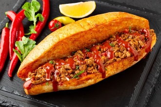 Yarım Ekmek Arası Sriracha Soslu Et Tantuni görseli