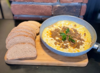 Kıymalı Kaşarlı Sahanda Yumurta görseli