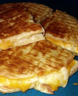 Cheddar Peynirli Bazlama Tost görseli