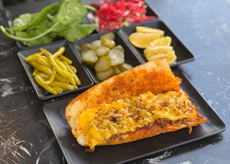 Yarım Ekmek Arası Cheddarlı Tavuk Tantuni görseli