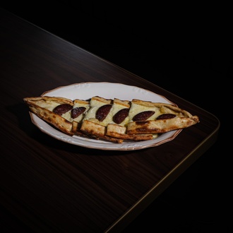 Kaşarlı Sucuklu Pide görseli