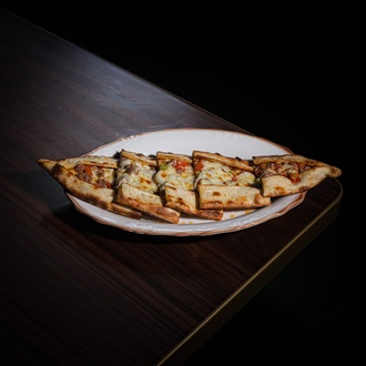 Kuşbaşılı Kaşarlı Pide görseli