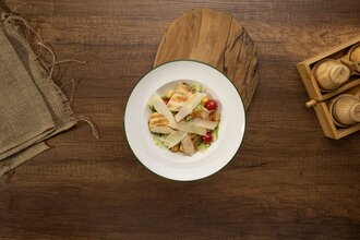 Tavuklu Sezar Salatası (классический «цезарь» с курицей ) görseli