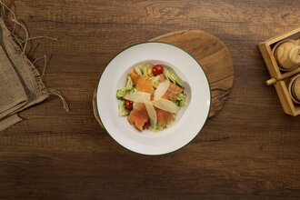 Somonlu Sezar Salatası (классический «цезарь» с малосольной семгой) görseli