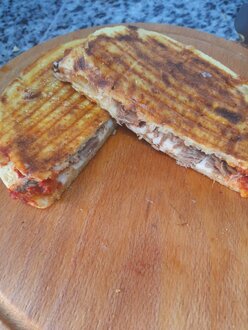 Bazlama Ekmek Arası Kavurmalı Kaşarlı Tost görseli