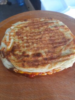 Bazlama Ekmek Arası Kavurmalı Cheddarlı Tost görseli