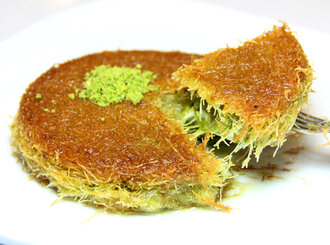 Fıstıklı Künefe & Maraş Dondurması (Dilim) görseli