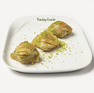 Midye Baklava Yanında Dilim Maraş Dondurması görseli