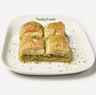 Fıstıklı Baklava Yanında Dilim Maraş Dondurması görseli