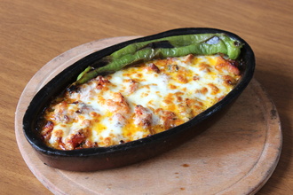 Kiremitte Kaşarlı Tavuk görseli