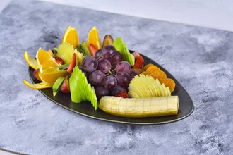 Meyve Tabağı (Muz-ananas-çilek-portakal-üzüm-elma) görseli
