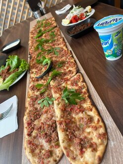 Etli Ekmek + Ayran  + Mevsim Salata görseli