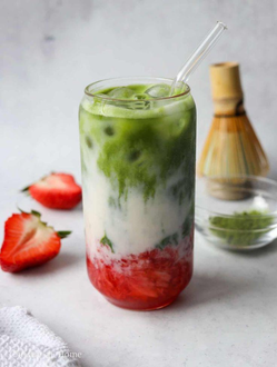 Ice Strawberry Matcha Latte görseli