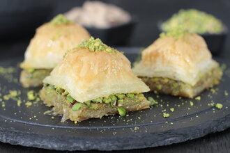 Fıstıklı Özel Kare Baklava (1 Kg.) görseli