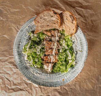 Izgara Tavuk Sezar Salata görseli