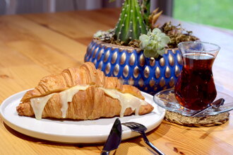 Quts Üç Peynirli Kruvasan görseli