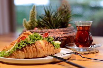 Füme Etli Kaşarlı Kruvasan görseli