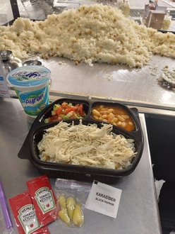 Tavuklu Pilav ( 350 Gram ) + Kuru Fasülye + Salata + Sütaş Ayran 295 Ml. görseli