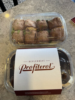 Tatlı Sepeti 1 (500 Gr Profiterol + 500 Gr Soğuk Baklava) görseli