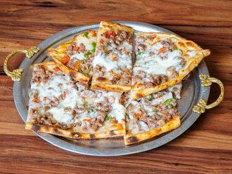 Kuşbaşılı Kaşarlı Mantarlı Pide görseli