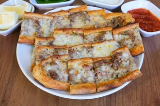 Kuşbaşılı Kaşarlı Pide görseli
