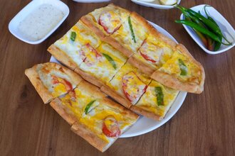 Kaşarlı Sebzeli Yumurtalı Pide görseli