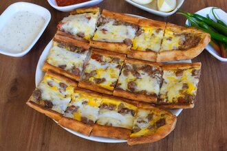 Kuşbaşılı Kaşarlı Yumurtalı Pide görseli