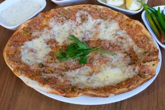 Kaşarlı Lahmacun görseli