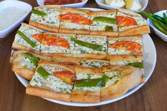 Beyaz Peynirli Sebzeli Pide görseli