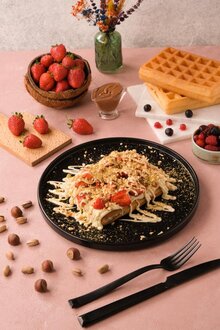 Beyaz Çikolatalı Çilekli Waffle (Küçük) görseli