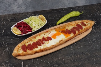Sucuklu Kaşarlı Yumurtalı Pide görseli