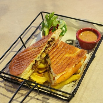 Kavurmalı Kaşarlı Tost görseli
