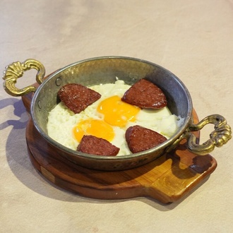 Sahanda Sucuklu Yumurta görseli
