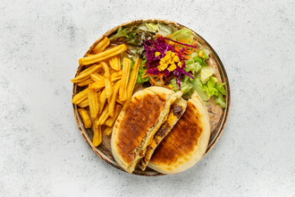Kavurmalı Cheddar Peynirli Bazlama Tost görseli