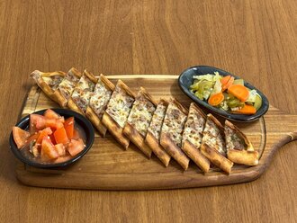 Kuşbaşılı Kaşarlı Pide görseli