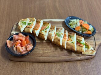 Kaşarlı Sebzeli Pide görseli