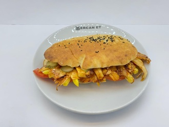 Tombik Ekmek Arası Tavuk Döner görseli
