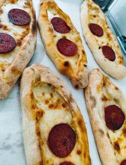 Kaşarlı Sucuklu Pide görseli