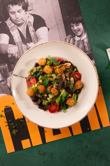 Kızarmış Peynirli Bahçe Salata görseli