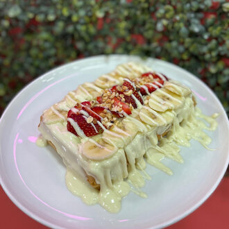 Beyaz Çikolatalı Muzlu Çilekli Waffle (Büyük Hamur) görseli